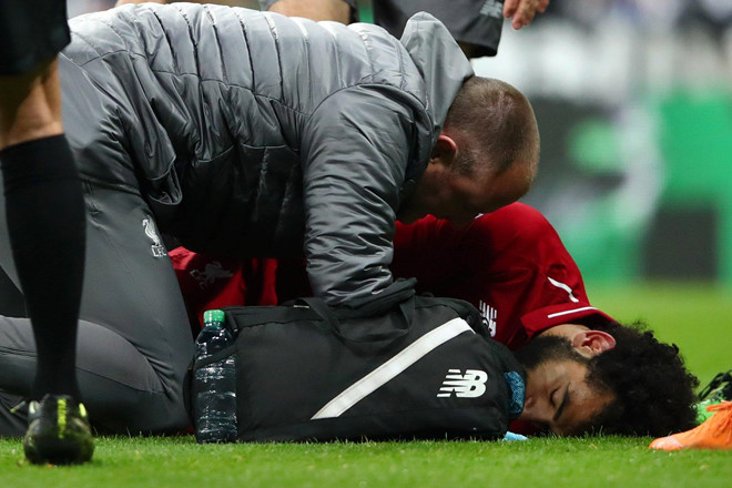 Salah bật khóc vì dính chấn thương, có thể lỡ trận gặp Barca