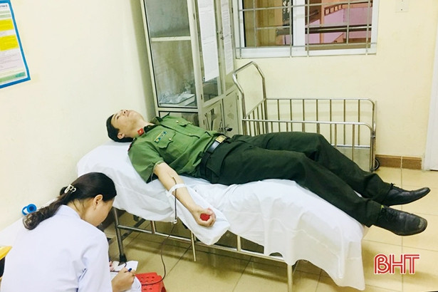 Hai chiến sỹ công an Hà Tĩnh trực tiếp hiến máu cứu người