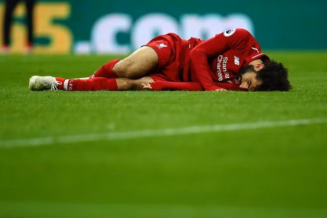 Salah bật khóc vì dính chấn thương, có thể lỡ trận gặp Barca