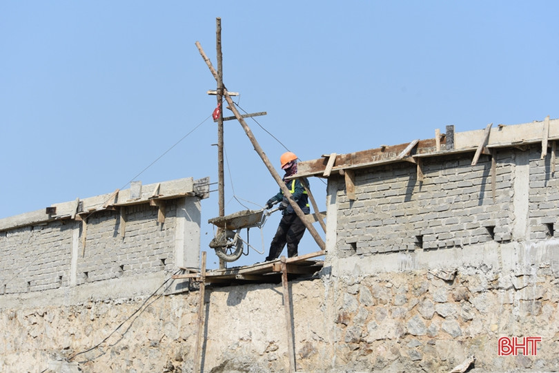 Nóng hầm hập, công nhân “quên lễ” trên công trường sân vận động Hà Tĩnh