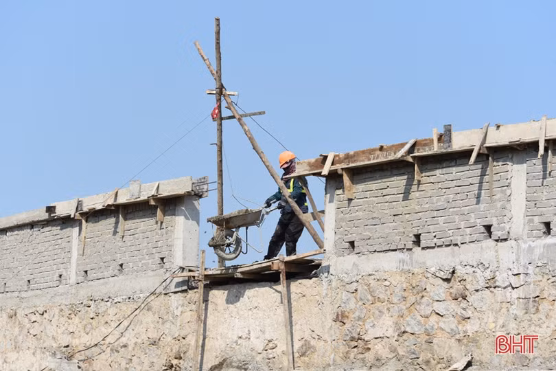 Nóng hầm hập, công nhân “quên lễ” trên công trường sân vận động Hà Tĩnh