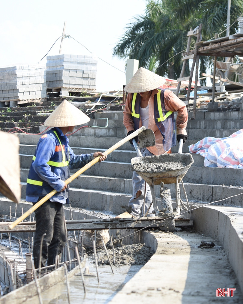 Nóng hầm hập, công nhân “quên lễ” trên công trường sân vận động Hà Tĩnh