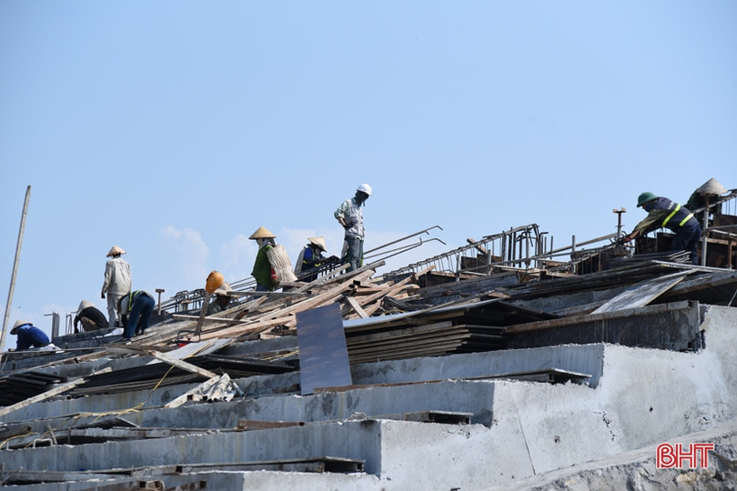 Nóng hầm hập, công nhân “quên lễ” trên công trường sân vận động Hà Tĩnh