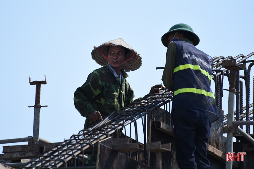 Nóng hầm hập, công nhân “quên lễ” trên công trường sân vận động Hà Tĩnh