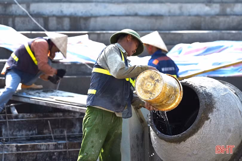 Nóng hầm hập, công nhân “quên lễ” trên công trường sân vận động Hà Tĩnh