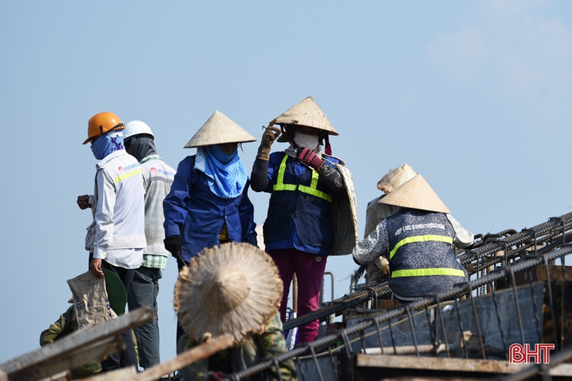 Nóng hầm hập, công nhân “quên lễ” trên công trường sân vận động Hà Tĩnh