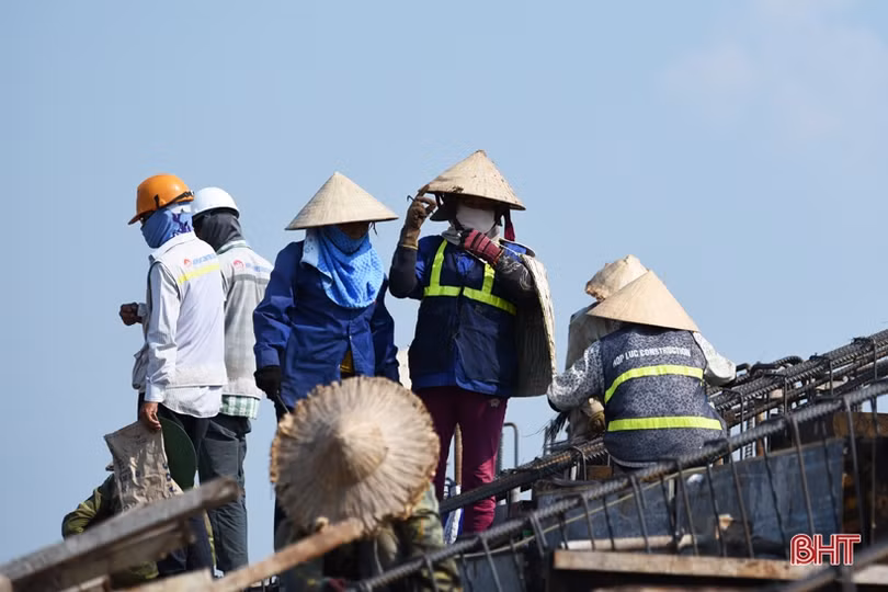 Nóng hầm hập, công nhân “quên lễ” trên công trường sân vận động Hà Tĩnh