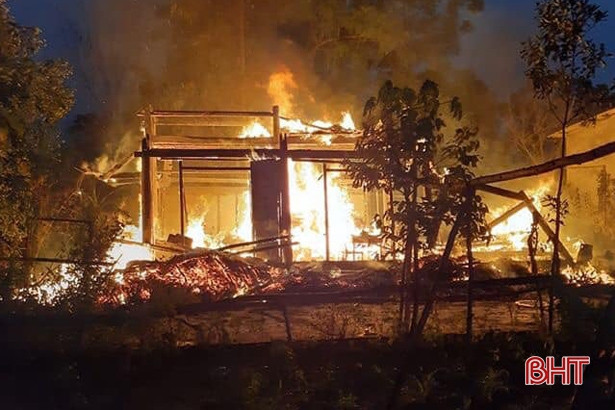 “Bà hỏa” thiêu rụi nhà hộ nghèo ở Hương Bình