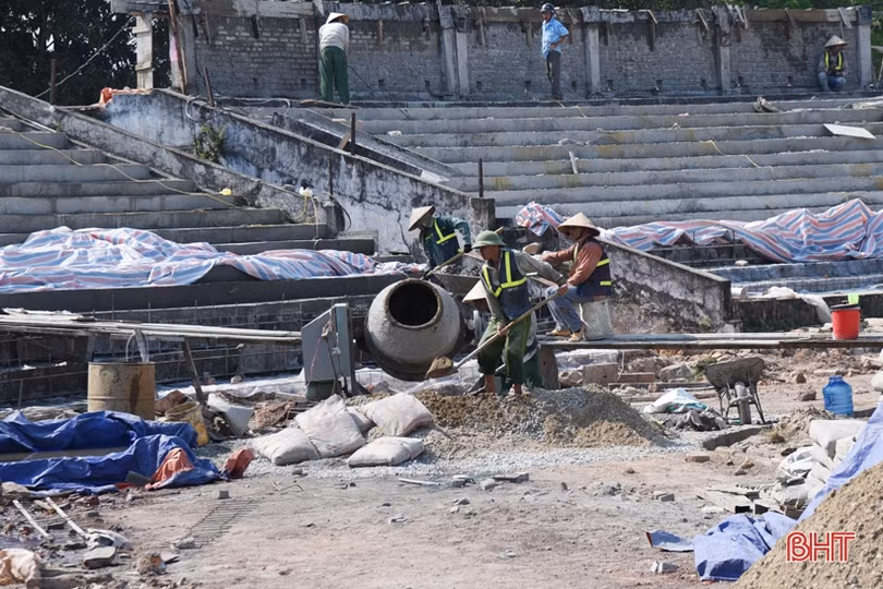 Nóng hầm hập, công nhân “quên lễ” trên công trường sân vận động Hà Tĩnh