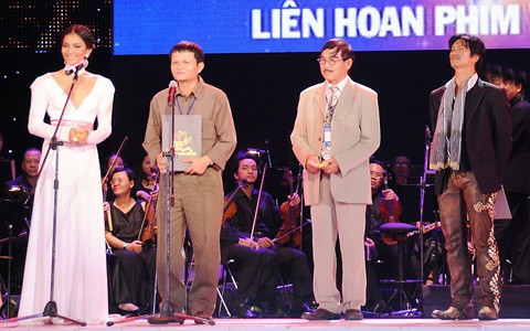 Dustin Nguyễn nhận Bông sen vàng nam diễn viên chính xuất sắc nhất, ĐD Nguyễn Thanh Vân nhận giúp Lan Hà giải nữ diễn viên chính xuất sắc nhất. Dustin Nguyễn nhận Bông sen vàng nam diễn viên chính xuất sắc nhất, ĐD Nguyễn Thanh Vân nhận giúp Lan Hà giải nữ diễn viên chính xuất sắc nhất.