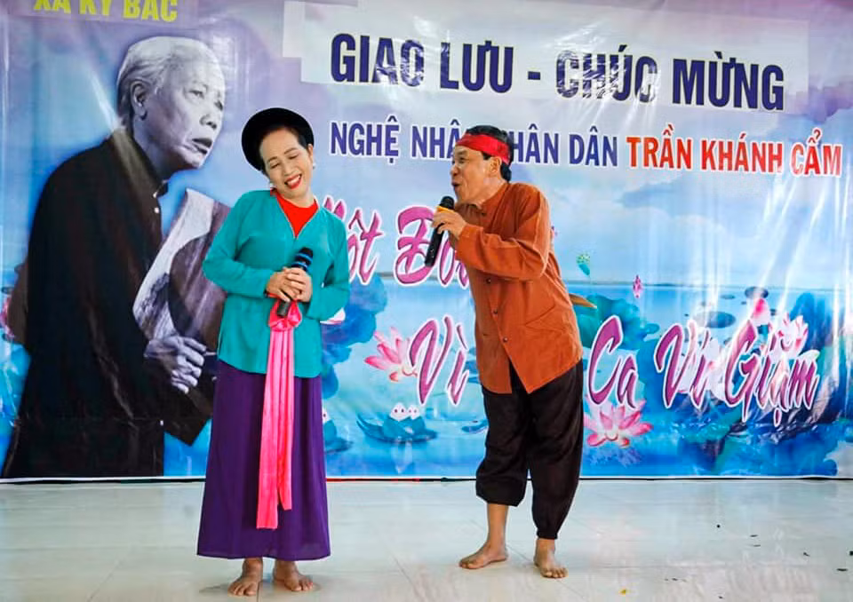 Gia đình 4 thế hệ đam mê ví, giặm