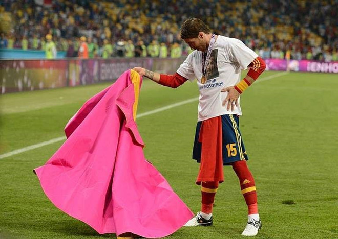 Ramos vẫn thường ăn mừng chiến thắng hệt như một đấu sĩ bò tót. Ảnh: Marca. Ramos - trung vệ đi giữa lằn ranh của thiên thần và ác quỷ