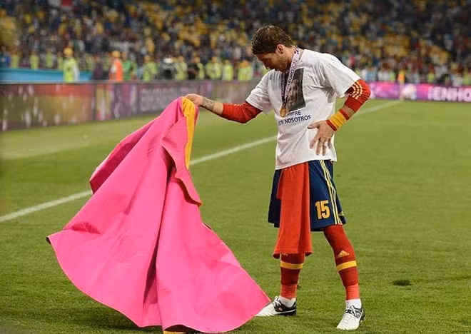 Ramos vẫn thường ăn mừng chiến thắng hệt như một đấu sĩ bò tót. Ảnh: Marca. Ramos - trung vệ đi giữa lằn ranh của thiên thần và ác quỷ