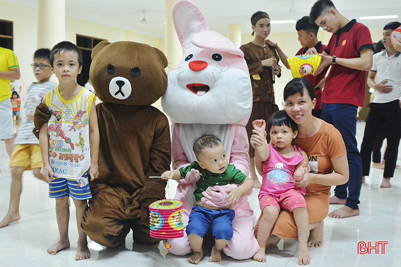 Nhà chùa cùng thắp sáng đèn lồng trung thu với các em nhỏ