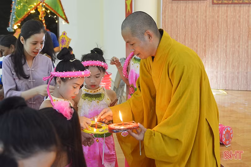 Nhà chùa cùng thắp sáng đèn lồng trung thu với các em nhỏ