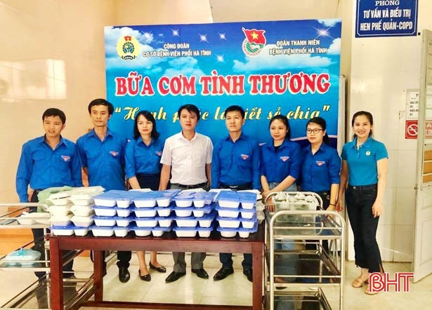 Bệnh viện Phổi Hà Tĩnh trao 100 suất cơm cho bệnh nhân khó khăn