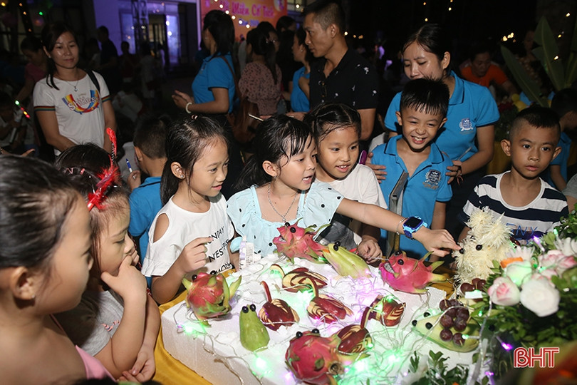 Học sinh Albert Einstein vui trung thu “Về miền cổ tích”