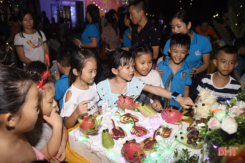 Học sinh Albert Einstein vui trung thu “Về miền cổ tích”