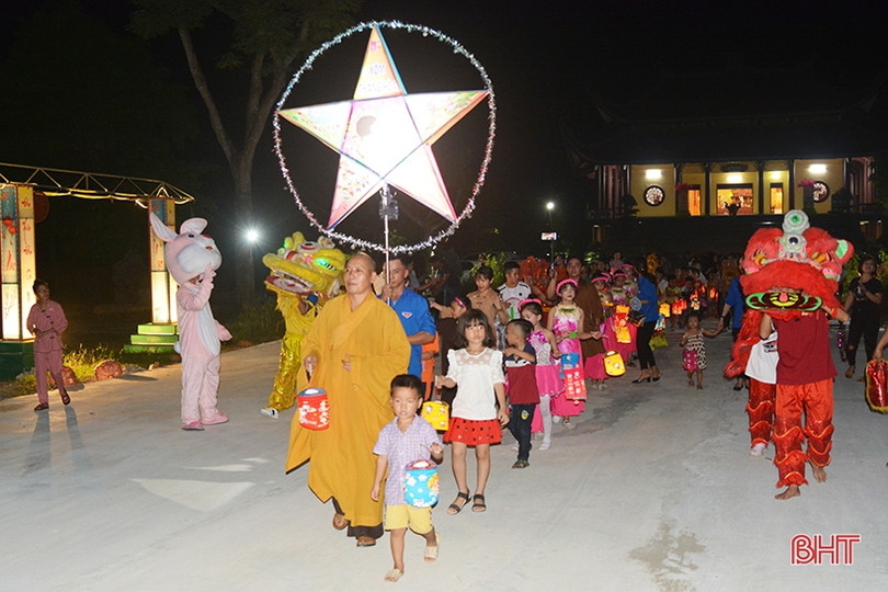 Nhà chùa cùng thắp sáng đèn lồng trung thu với các em nhỏ