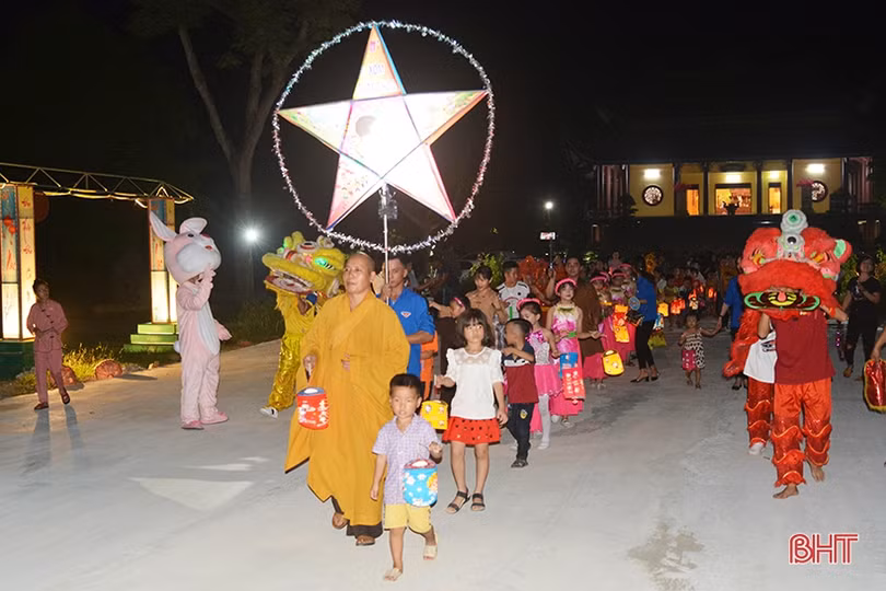 Nhà chùa cùng thắp sáng đèn lồng trung thu với các em nhỏ