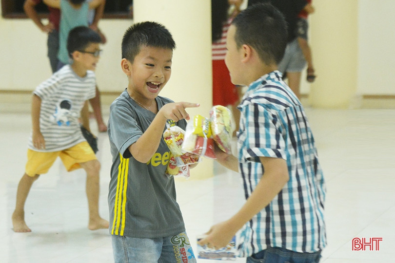 Nhà chùa cùng thắp sáng đèn lồng trung thu với các em nhỏ