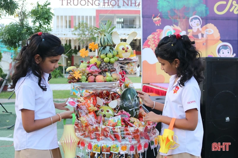 Trẻ em nước ngoài thích thú với Tết Trung thu ở Hà Tĩnh