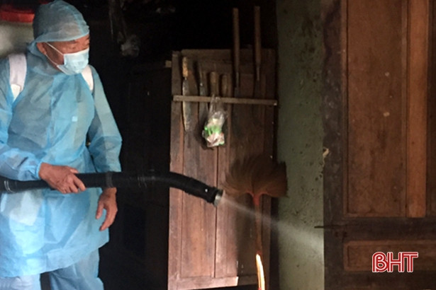  12 người “dính” sốt xuất huyết, Hương Khê tiến hành phun hóa chất diệt muỗi