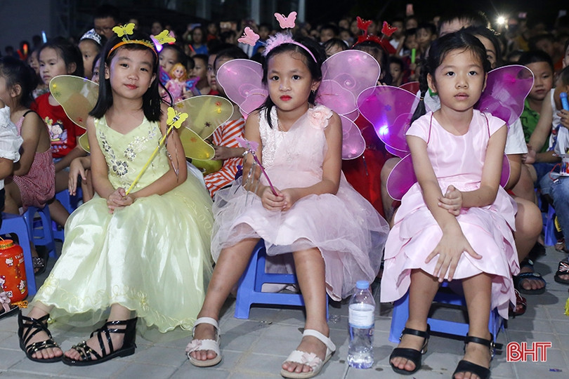 Học sinh Albert Einstein vui trung thu “Về miền cổ tích”