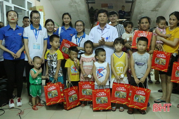 Nhiều phần quà trung thu cho trẻ em nghèo Hà Tĩnh