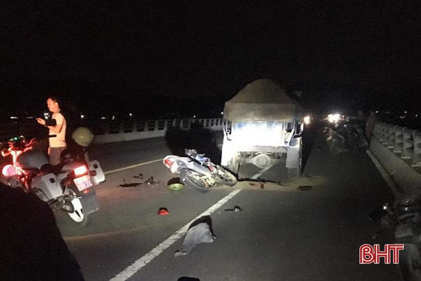 Xe máy tông công nông, một người tử vong