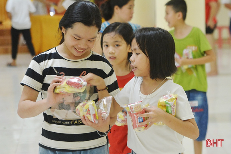 Nhà chùa cùng thắp sáng đèn lồng trung thu với các em nhỏ