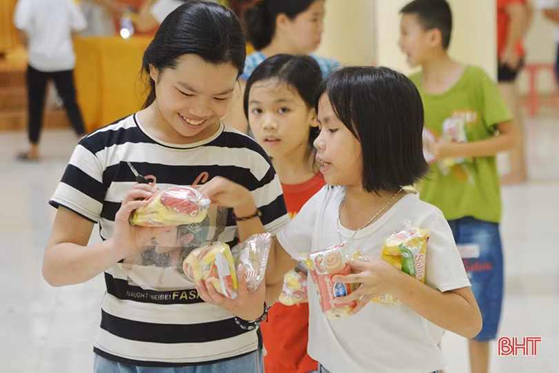 Nhà chùa cùng thắp sáng đèn lồng trung thu với các em nhỏ