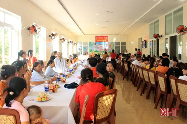 “Trung thu yêu thương” với các bệnh nhi ở Bệnh viện Đa khoa Hà Tĩnh