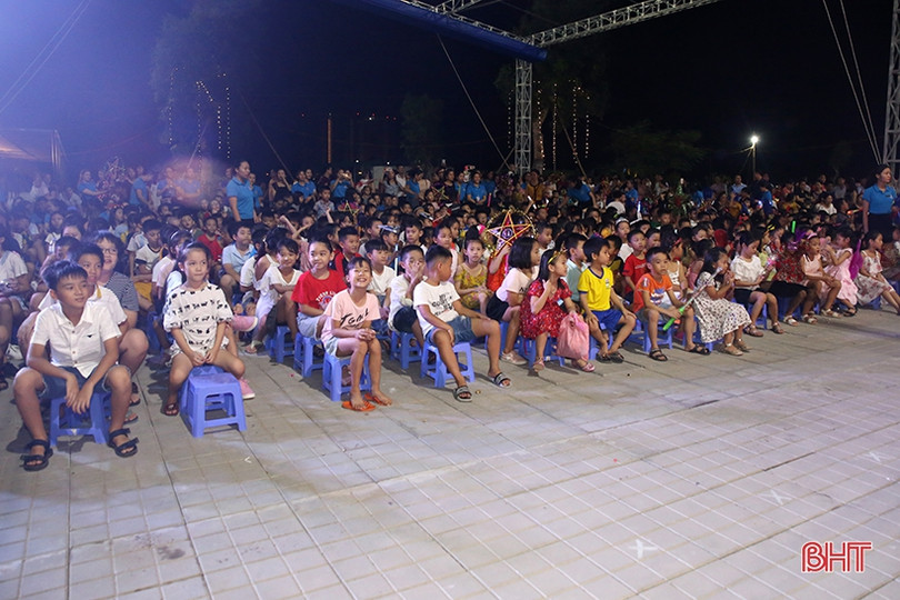 Học sinh Albert Einstein vui trung thu “Về miền cổ tích”