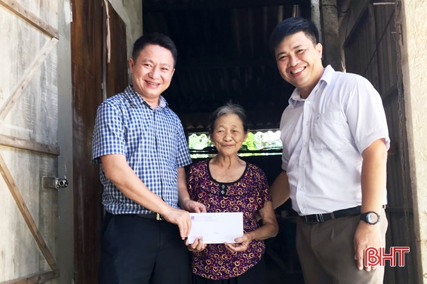 Nhiều phần quà ý nghĩa đến với người dân vùng lũ Hà Tĩnh