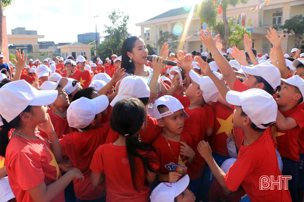 Học sinh Tiểu học Nam Hà vui hội trăng rằm