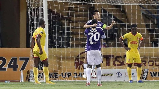 Hà Nội FC thắng Nam Định 6-1 trong “cơn mưa pháo sáng” ở Hàng Đẫy