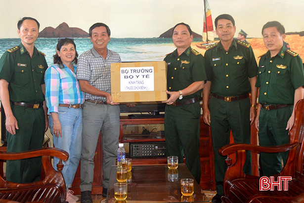 Bộ trưởng Bộ Y tế tặng thuốc chữa bệnh cho trạm xá quân dân y Hà Tĩnh