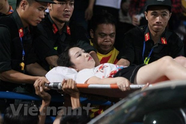 Hà Nội FC thắng Nam Định 6-1 trong “cơn mưa pháo sáng” ở Hàng Đẫy