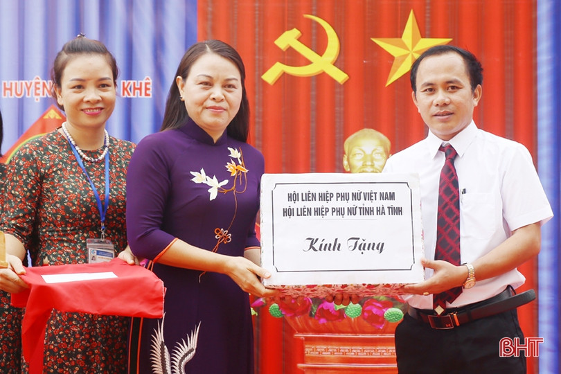 Chủ tịch Hội LHPN Việt Nam và Bí thư Tỉnh ủy Hà Tĩnh dự khai giảng tại Trường Tiểu học Hương Đô