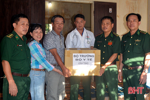 Bộ trưởng Bộ Y tế tặng thuốc chữa bệnh cho trạm xá quân dân y Hà Tĩnh