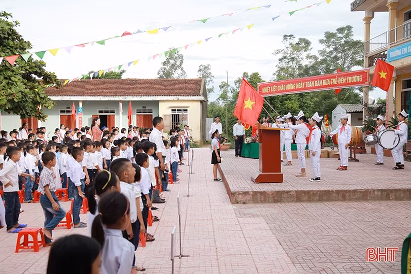 Ngày đầu đến trường của học sinh vùng lũ Hương Khê