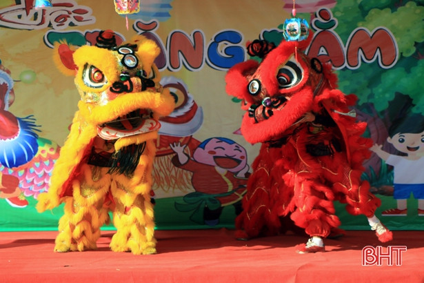 Học sinh Tiểu học Nam Hà vui hội trăng rằm