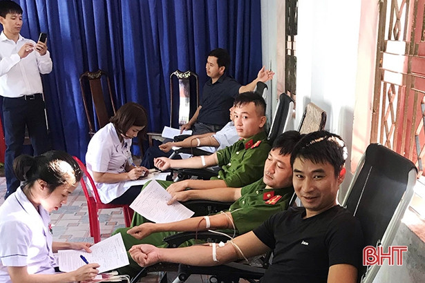 Gần 900 người tham gia ngày hội hiến máu ở Hương Sơn