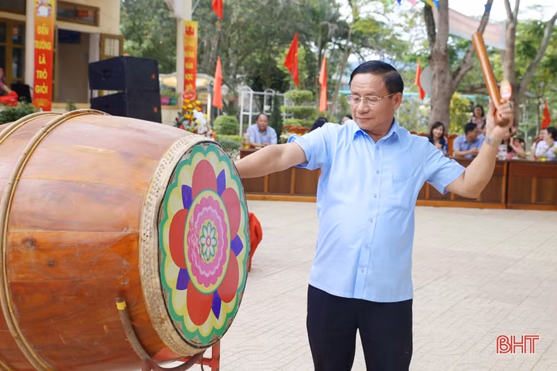 Chủ tịch Hội LHPN Việt Nam và Bí thư Tỉnh ủy Hà Tĩnh dự khai giảng tại Trường Tiểu học Hương Đô