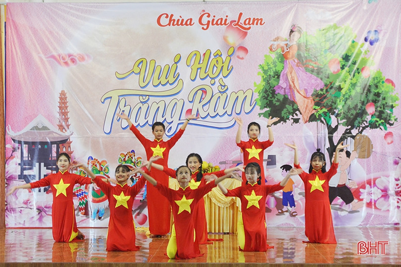 Nhà chùa cùng thắp sáng đèn lồng trung thu với các em nhỏ