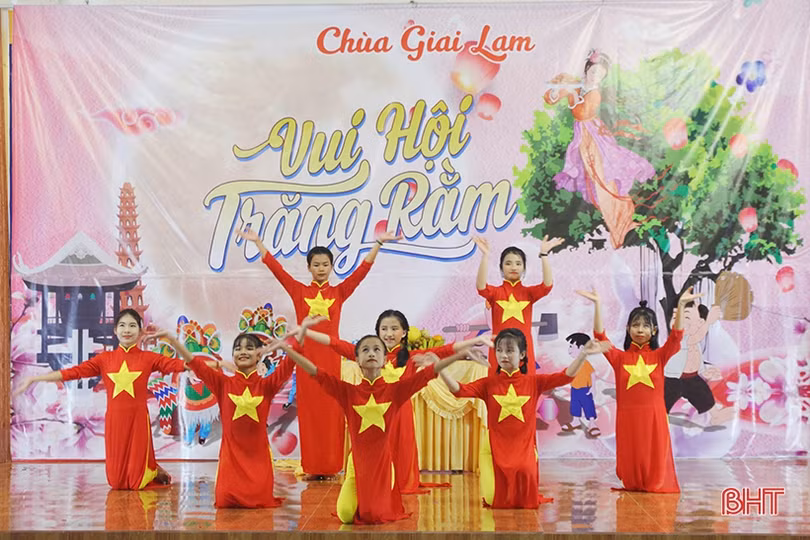 Nhà chùa cùng thắp sáng đèn lồng trung thu với các em nhỏ