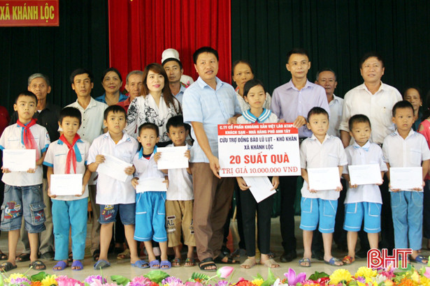 Nhiều phần quà ý nghĩa đến với người dân vùng lũ Hà Tĩnh