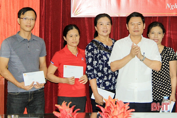 Quỹ học bổng Hồng Lam hỗ trợ học sinh nghèo Nghi Xuân 232 triệu đồng