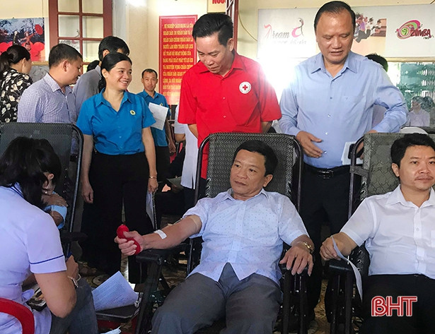 Gần 900 người tham gia ngày hội hiến máu ở Hương Sơn